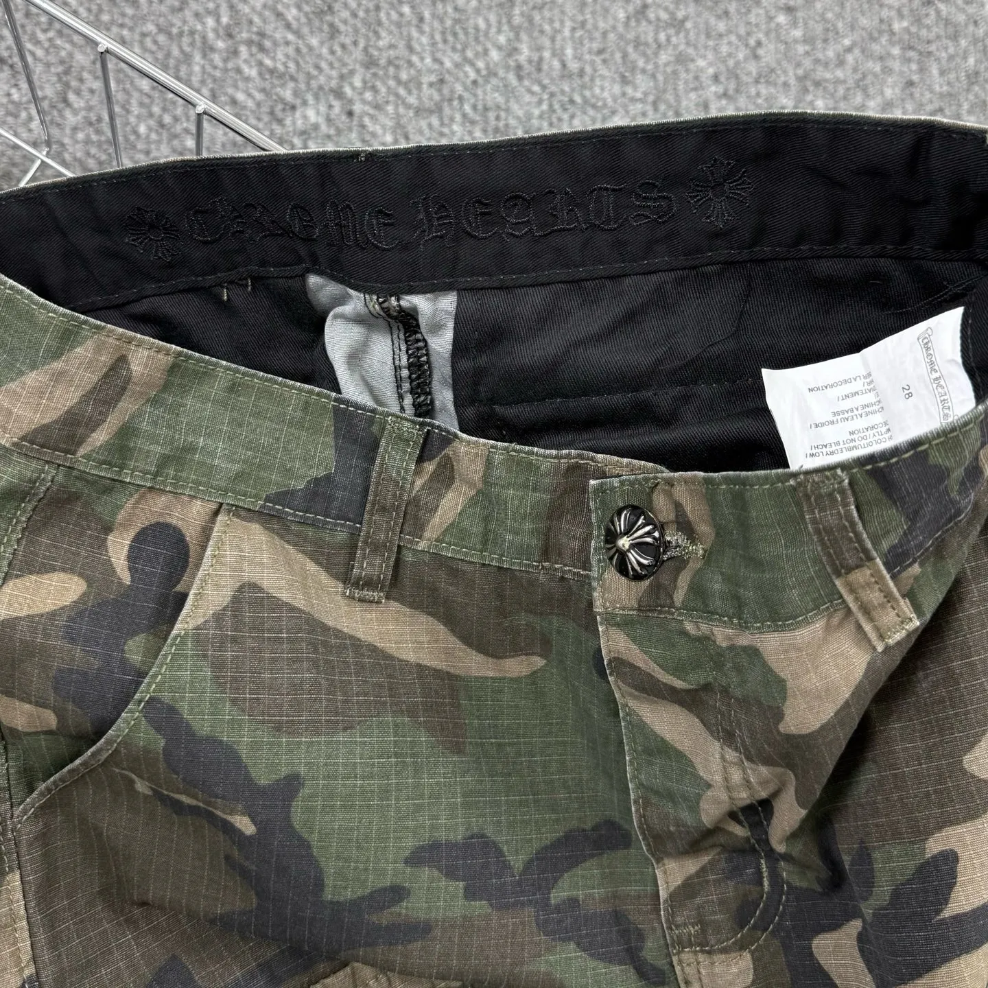 P260 Style number: H855 Chrome Hearts & Chrome Hearts new silver camouflage three-dimensional pocket overalls, original customized fabric, the same high-end simple and loose version as the Internet celebrity star, with multiple embroidered letter LOGO designs, very high-end and stylish! The fabric feels very comfortable, a super versatile and good-looking overalls Size: 28-30-32-34-36 Color: Camouflage